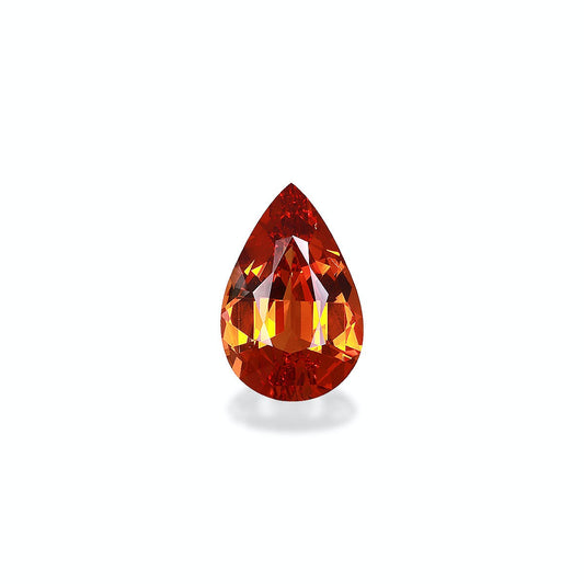 Le Grenat Spessartite 7,46 ct de Bonnot Paris est une pierre précieuse orange facettée en forme de poire, présentant des teintes rouge feu et ambrées sur un simple fond blanc.