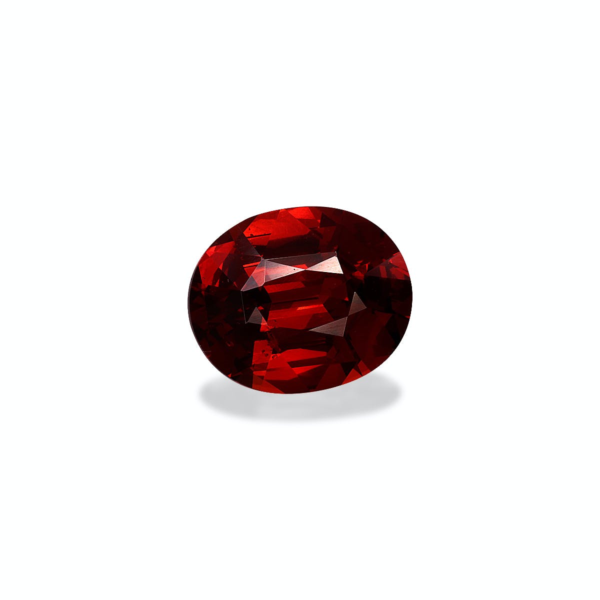 La vibrante Grenat Spessartite, une pierre précieuse taille ovale de 6,4 ct de Bonnot Paris, est présentée sur un fond blanc uni avec des facettes complexes projetant une ombre subtile en dessous.