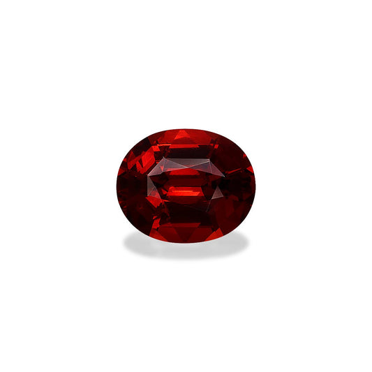 Un Grenat Spessartite ovale rouge foncé de 6,4 carats de Bonnot Paris, présentant des facettes complexes, est présenté sur un fond blanc avec une ombre subtile en dessous.