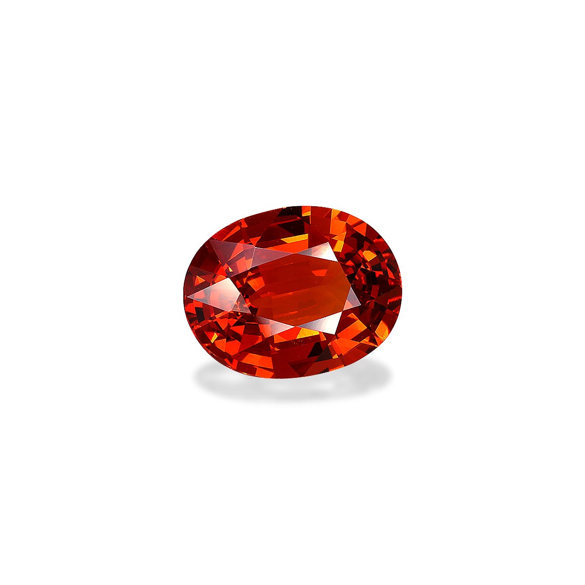 Le Grenat Spessartite · 6ct de Bonnot Paris est une pierre précieuse rouge de taille ovale sertie sur un fond blanc, présentant une couleur rouge vibrante avec des facettes qui capturent magnifiquement la lumière pour des reflets saisissants et des ombres profondes.