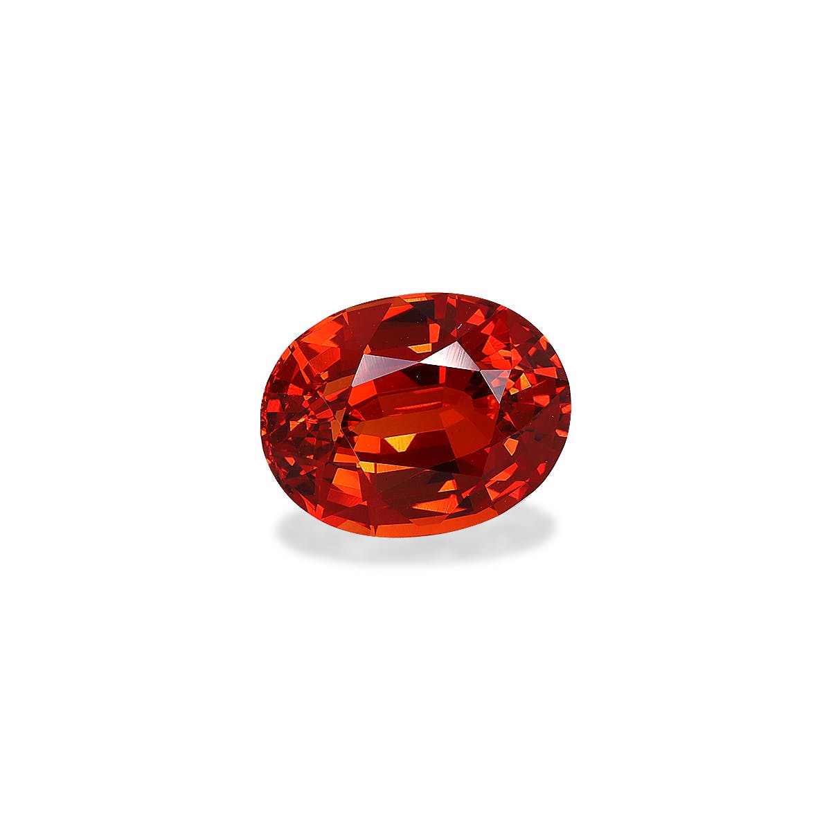 Une Grenat Spessartite rouge-orange vif de 4,66 ct de Bonnot Paris, avec des facettes ovales complexes, repose sur un fond blanc uni, projetant une ombre subtile en dessous.