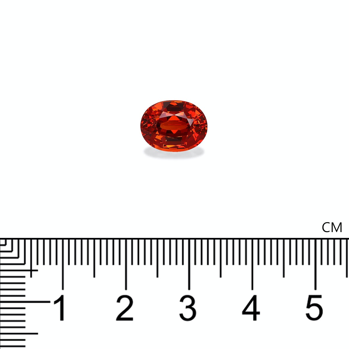 Une pierre précieuse ovale Grenat Spessartite de 4,66 ct de Bonnot Paris repose sur un fond blanc au-dessus d'une règle, alignée autour de la marque de 2,5 cm.
