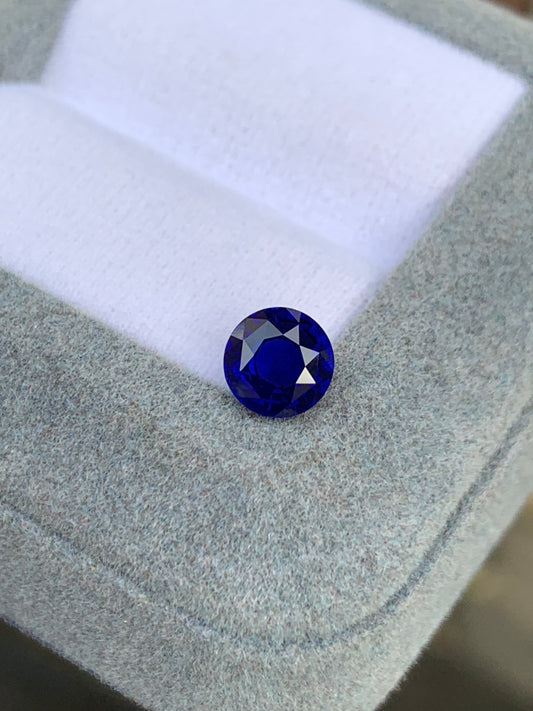 Le Saphir Bleu · 1,52 ct de [NOUVEAU] Bonnot Paris est une pierre ronde et multifacette du Sri Lanka. Il est magnifiquement présenté dans un écrin gris doux à l'intérieur blanc, reflétant la lumière de manière saisissante.