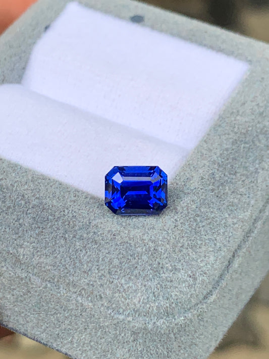 Le Saphir Bleu • 2,56ct de [NOUVEAU] Bonnot Paris brille avec élégance dans un écrin ouvert en velours gris, contrastant joliment avec la doublure intérieure blanche.