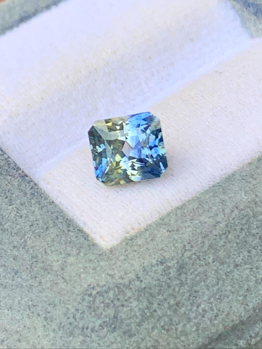 Saphir bicolore du Sri Lanka
