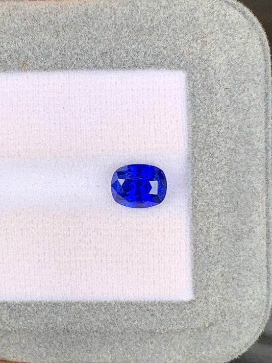 Cette gemme d'exception de [NOUVEAU] Bonnot Paris est un saphir bleu royal de 2,65 ct du Sri Lanka avec une taille coussin rectangulaire vibrante, sertie sur un blanc velouté doux avec un cadre gris clair qui rehausse sa couleur vive.