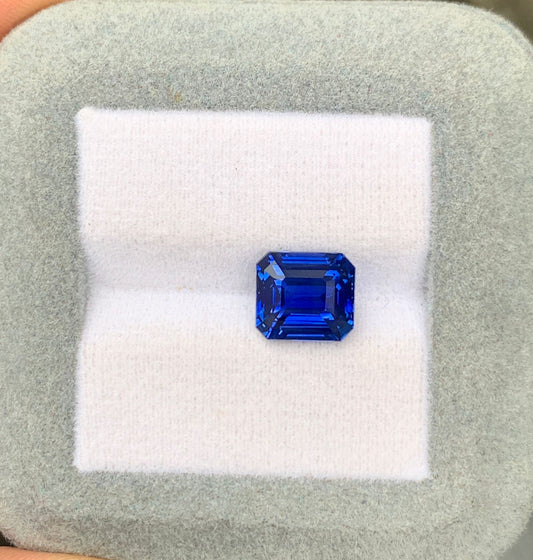 Un superbe saphir rectangulaire taille émeraude de 4,05 carats signé Bonnot Paris repose gracieusement sur un écrin gris clair et blanc. Ce saphir bleu naturel du Sri Lanka arbore une teinte bleu profond et limpide, empreinte d'une élégance intemporelle.