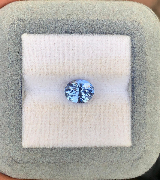 Saphir bleu pastel du Sri Lanka