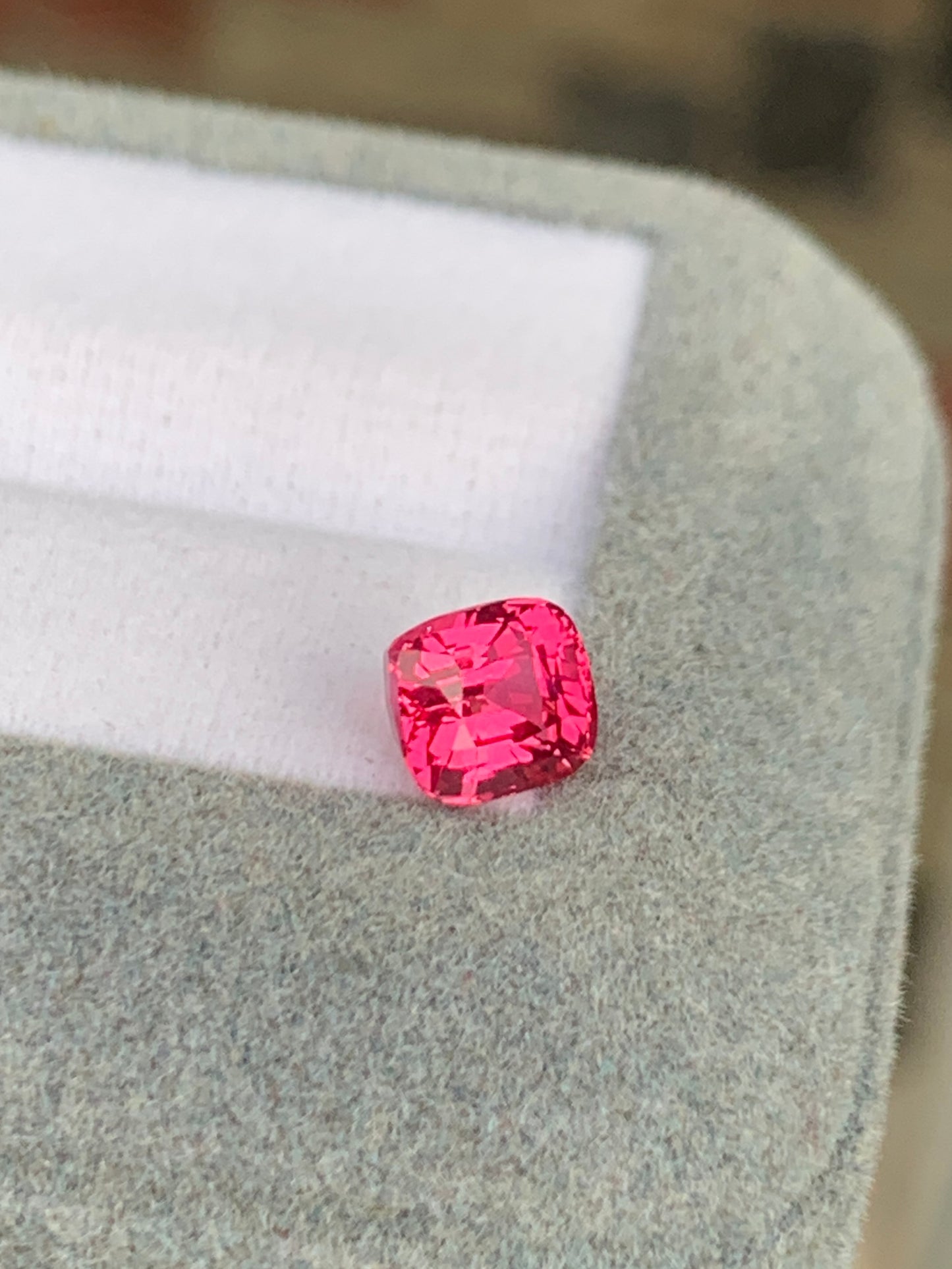 Une pierre précieuse rose éclatante de la [NOUVELLE] collection Bonnot Paris ajoute de l'éclat à ce coffret à bijoux. Le spinelle Mahenge de 1,52 carat, serti sur un fond gris doux, scintille lorsque ses facettes captent la lumière, soulignant sa clarté et sa couleur pour une expérience bijou unique.