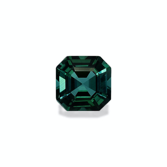 Une tourmaline bleue de 7,99 carats signée Bonnot Paris, taillée en forme rectangulaire brillante aux bords biseautés, se détache sur un fond clair. Ses facettes reflètent la lumière, soulignant sa riche couleur verte.