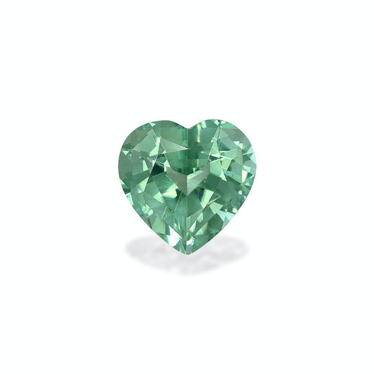 La Tourmaline Verte · 5,65 carats de Bonnot Paris est une pierre précieuse verte en forme de cœur à la surface facettée, offrant un effet scintillant et réfléchissant. Elle repose sur un fond blanc, projetant une ombre douce en dessous.