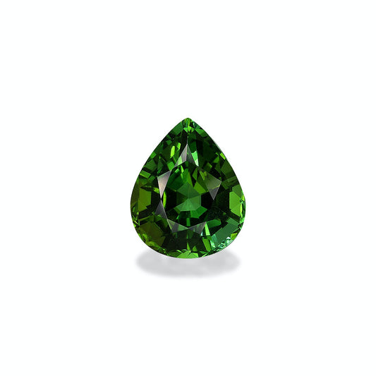 Une pierre précieuse facettée en forme de poire, d'un vert profond et vif, de la collection Tourmaline Verte de Bonnot Paris (6,6 ct) sertie sur un fond blanc uni.