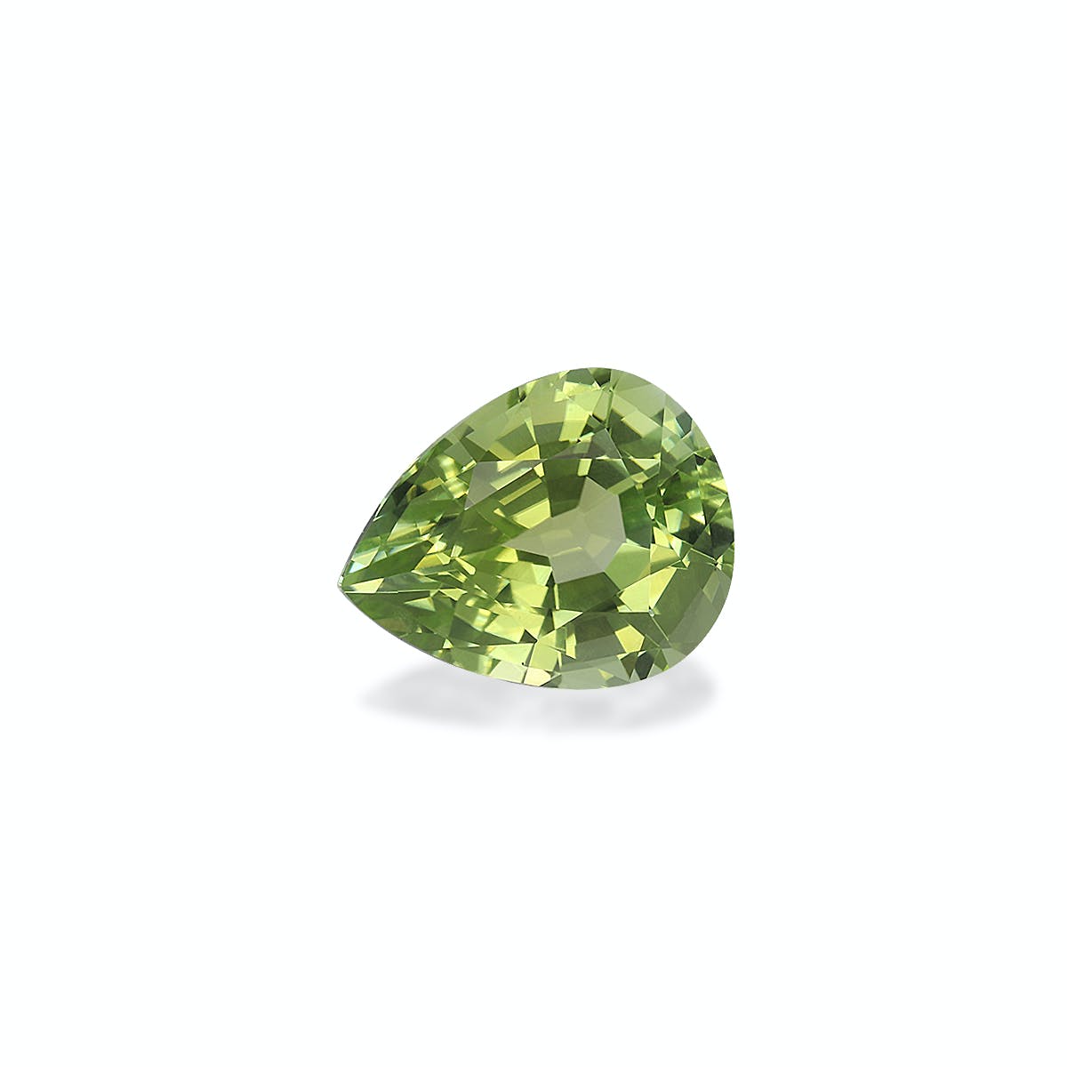 Une tourmaline verte facettée en forme de poire de 2,54 carats de Bonnot Paris présentée sur un fond gris clair.