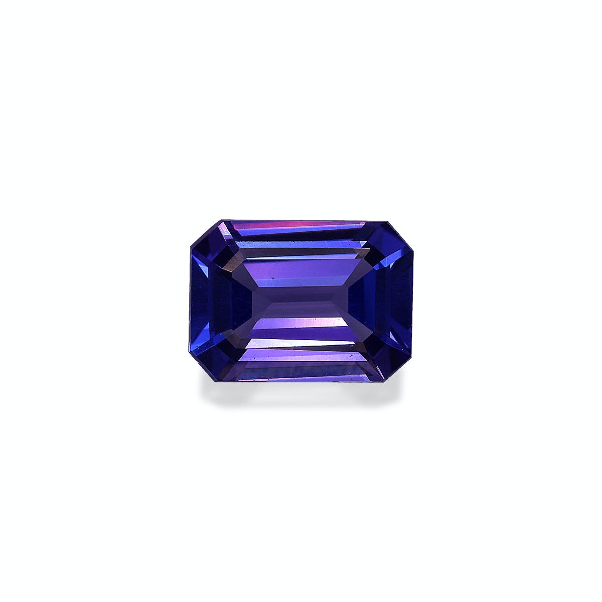 La Tanzanite 2,34 ct de Bonnot Paris est une pierre précieuse rectangulaire facettée avec une teinte violette vibrante, des bords nets et une surface réfléchissante sur un fond blanc uni.