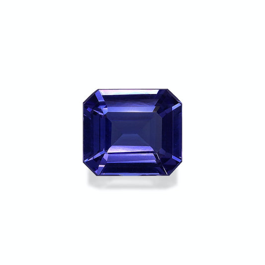 Une Tanzanite facettée bleu profond (2,6 ct) taille émeraude de Bonnot Paris présente une surface symétrique et réfléchissante, sur fond blanc uni.
