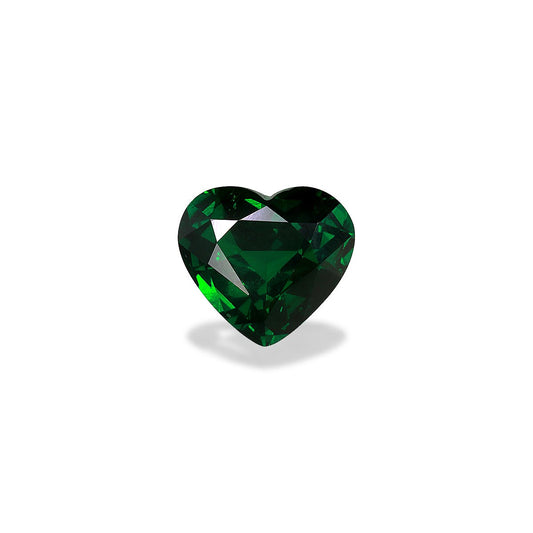 Le Grenat Tsavorite de Bonnot Paris, de 2,18 carats, est taillé en cœur et serti sur un fond blanc uni. Ses facettes d'un vert profond reflètent magnifiquement la lumière, mettant en valeur sa teinte vibrante et sa clarté.