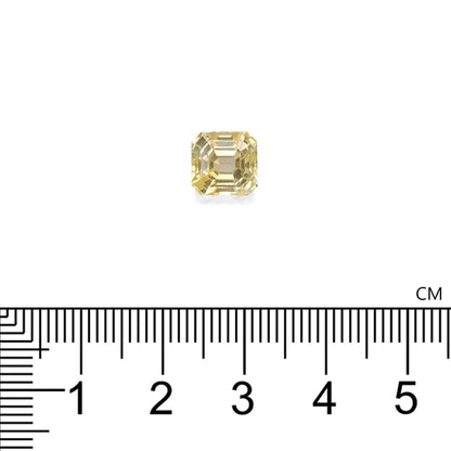 Un petit diamant jaune rectangulaire de Bonnot Paris, nommé Saphir Jaune · 3,48 carats, repose sur une surface blanche à côté d'une règle graduée en centimètres. Le diamant s'aligne autour de la marque de 2 cm sur le fond blanc uni pour indiquer sa taille.