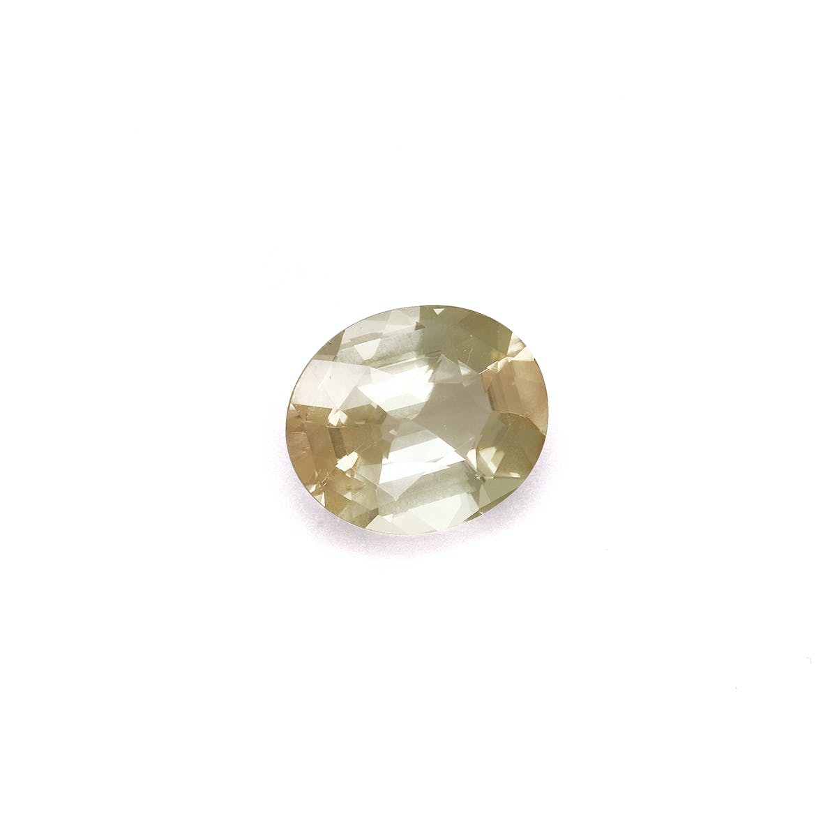 Une Tourmaline Jaune taille ovale de 6,64 carats de Bonnot Paris, présentant des teintes jaune clair et des facettes réfléchissantes, sur un fond blanc uni.