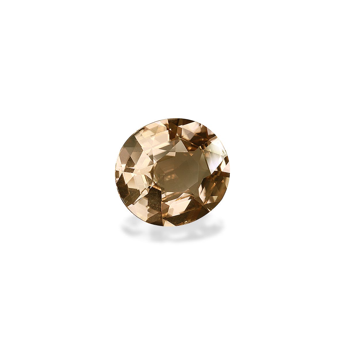 La Tourmaline Jaune de Bonnot Paris est une pierre précieuse ronde facettée brune de 5,98 carats avec une surface brillante et différentes nuances de brun, projetant une ombre subtile sur un fond blanc.