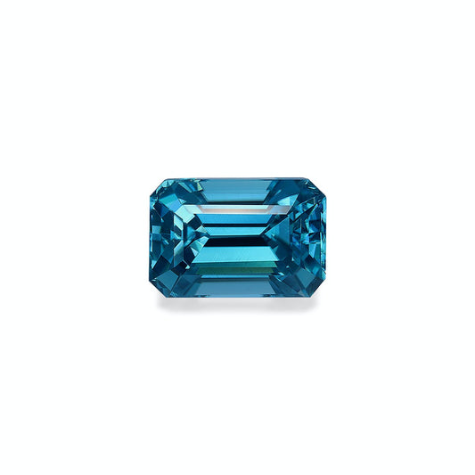 Une pierre précieuse Zircon Bleu taille émeraude de 4,29 ct de Bonnot Paris, réfléchissant la lumière et sertie sur un fond blanc uni.