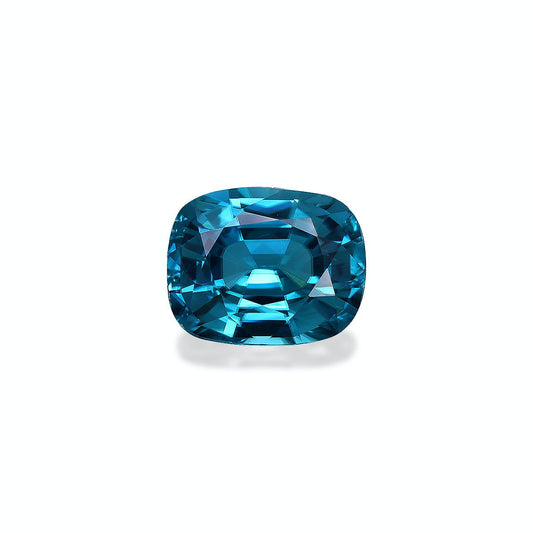 Le Zircon Bleu, une pierre précieuse taille coussin de 7,58 carats de Bonnot Paris, scintille d'une teinte bleue vibrante sur un fond blanc uni, reflétant la lumière sous plusieurs angles.