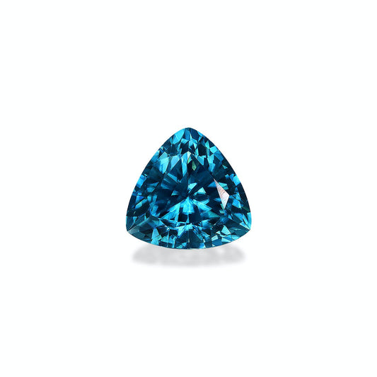Le Zircon Bleu · 7,96ct de Bonnot Paris est une superbe pierre précieuse bleue taille trilliant avec de nombreuses facettes qui reflètent magnifiquement la lumière, sur un fond blanc uni.