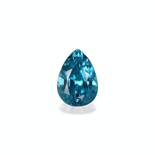 Le Zircon Bleu · 6,72 ct de Bonnot Paris présente une pierre précieuse bleue en forme de larme avec des facettes symétriques qui reflètent magnifiquement la lumière dans de multiples nuances de bleu sur un fond blanc uni.