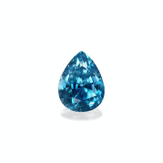 Le Zircon Bleu Bonnot Paris, une pierre précieuse taille brillant en forme de poire de 7,75 carats aux facettes acérées, reflète la lumière dans différentes nuances de bleu sur un fond uni et clair.
