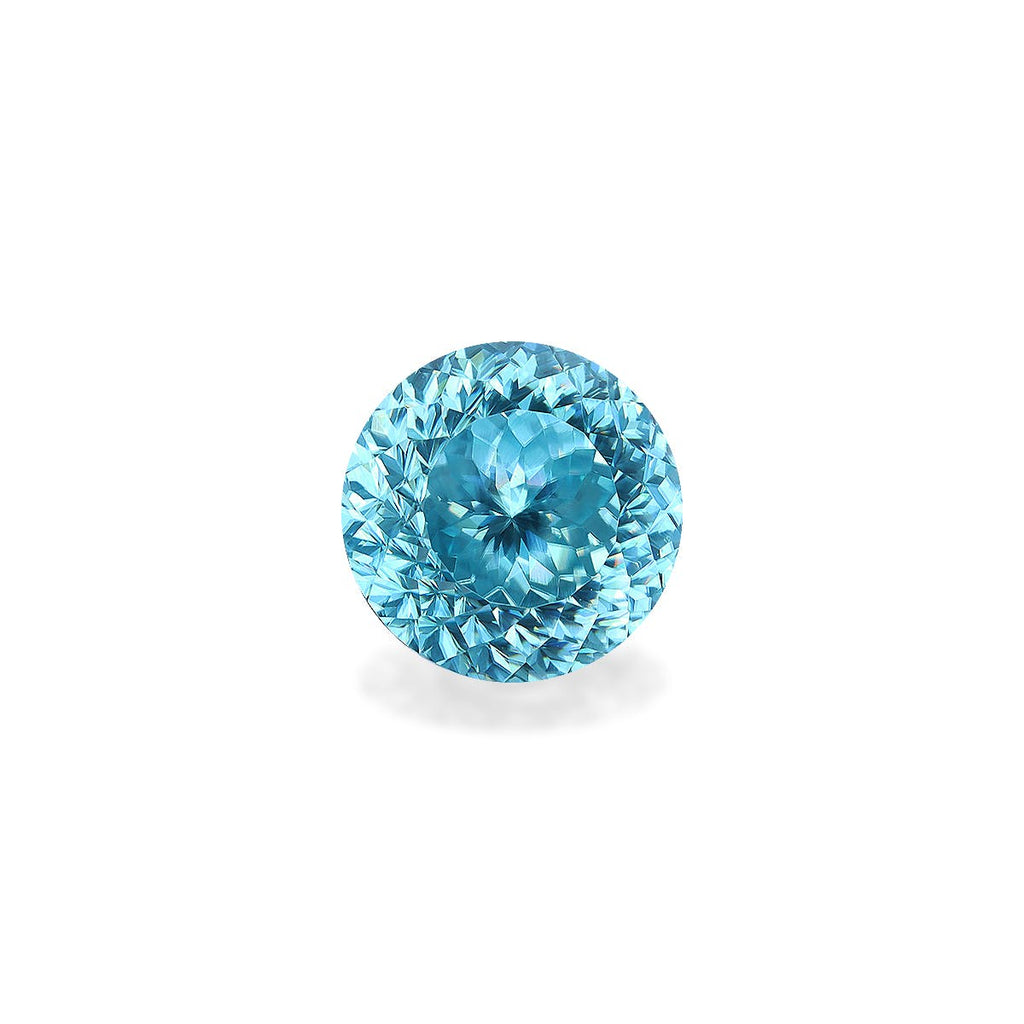 Le Zircon Bleu · 7,56 carats de Bonnot Paris est une pierre précieuse bleue ronde et facettée, aux tailles complexes, centrée sur un fond blanc uni. Sa surface scintillante rehausse sa clarté et sa couleur vibrante, créant un effet éblouissant.