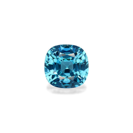Le Zircon Bleu · 8 carats de Bonnot Paris est une pierre précieuse taille coussin aux facettes complexes, reflétant la lumière sur un fond blanc uni. Sa couleur bleue éclatante rehausse son éclat et sa clarté.