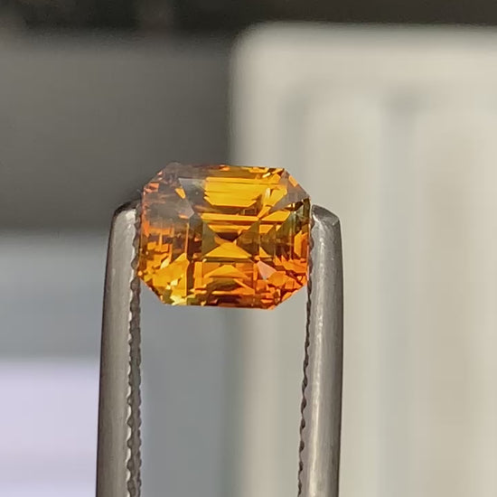 saphir-orange-émeraude-2-01ct-video-1