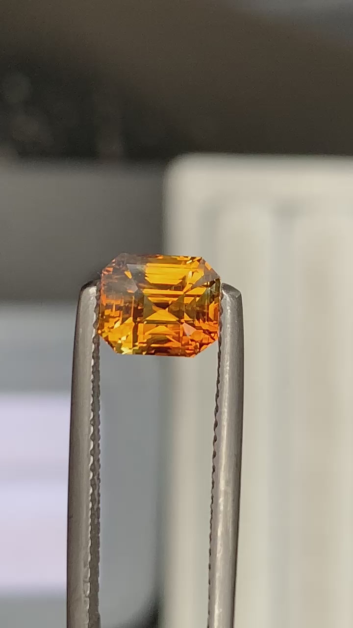 saphir-orange-émeraude-2-01ct-video-1