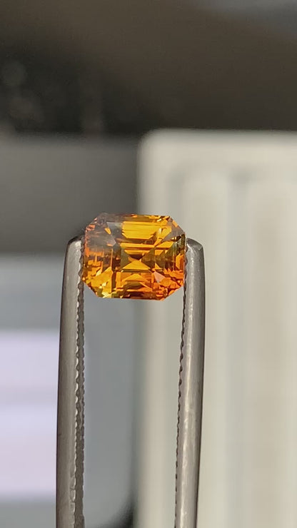 saphir-orange-émeraude-2-01ct-video-1