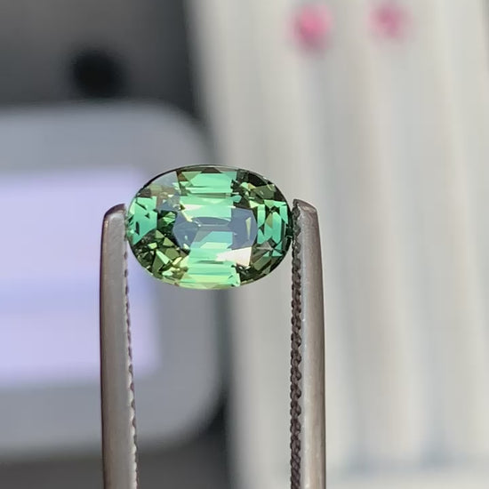 saphir-vert-ovale-2-02ct-video-1