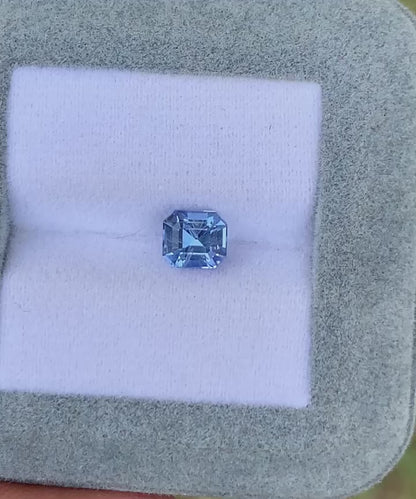 saphir-bleu-émeraude carrée-1-53ct