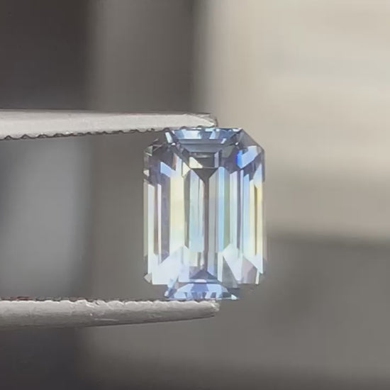 bi colour sapphire  emerald 2,52ct video 2