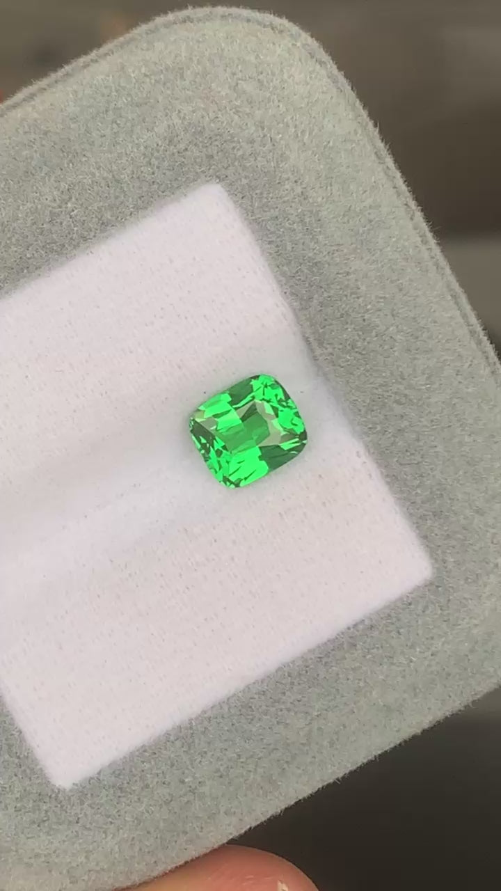 Tsavorite cushion 1,60ct video 2