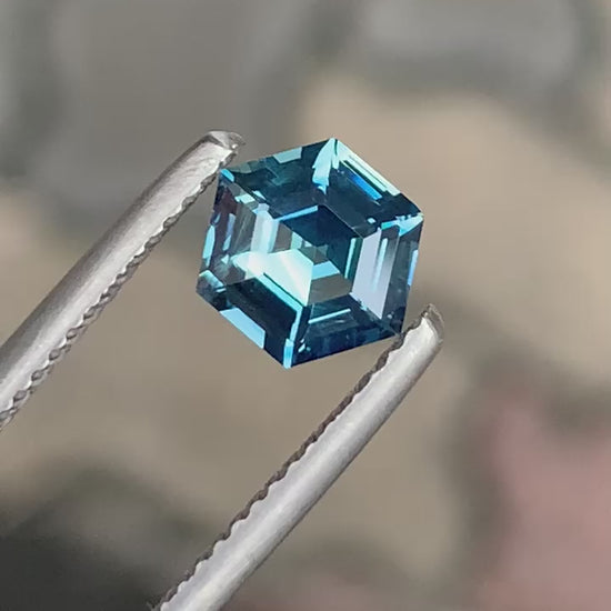 saphir-teal-hexagonale-1-52ct-2-video-1