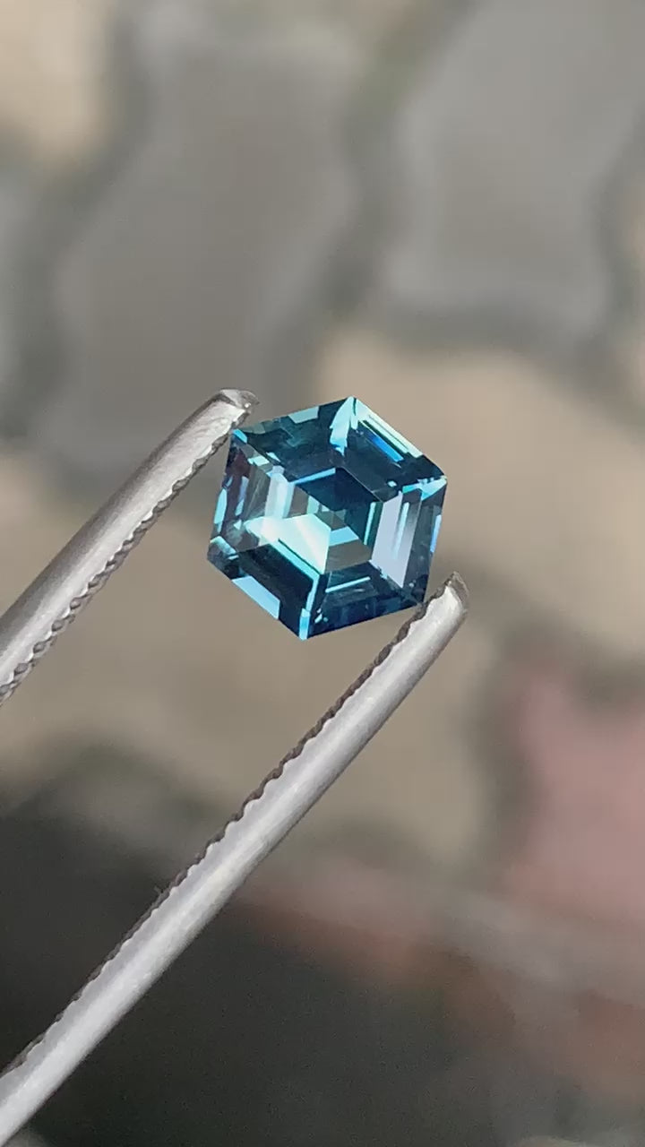 saphir-teal-hexagonale-1-52ct-2-video-1