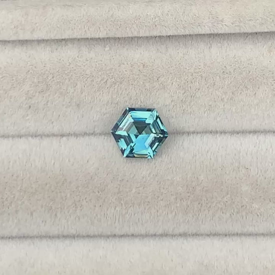 saphir-teal-hexagonale-1-52ct-2-video-2