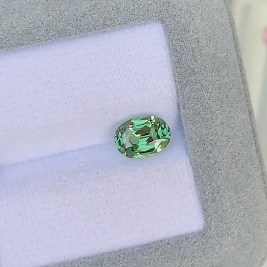 saphir-vert-ovale-2-02ct-video-2