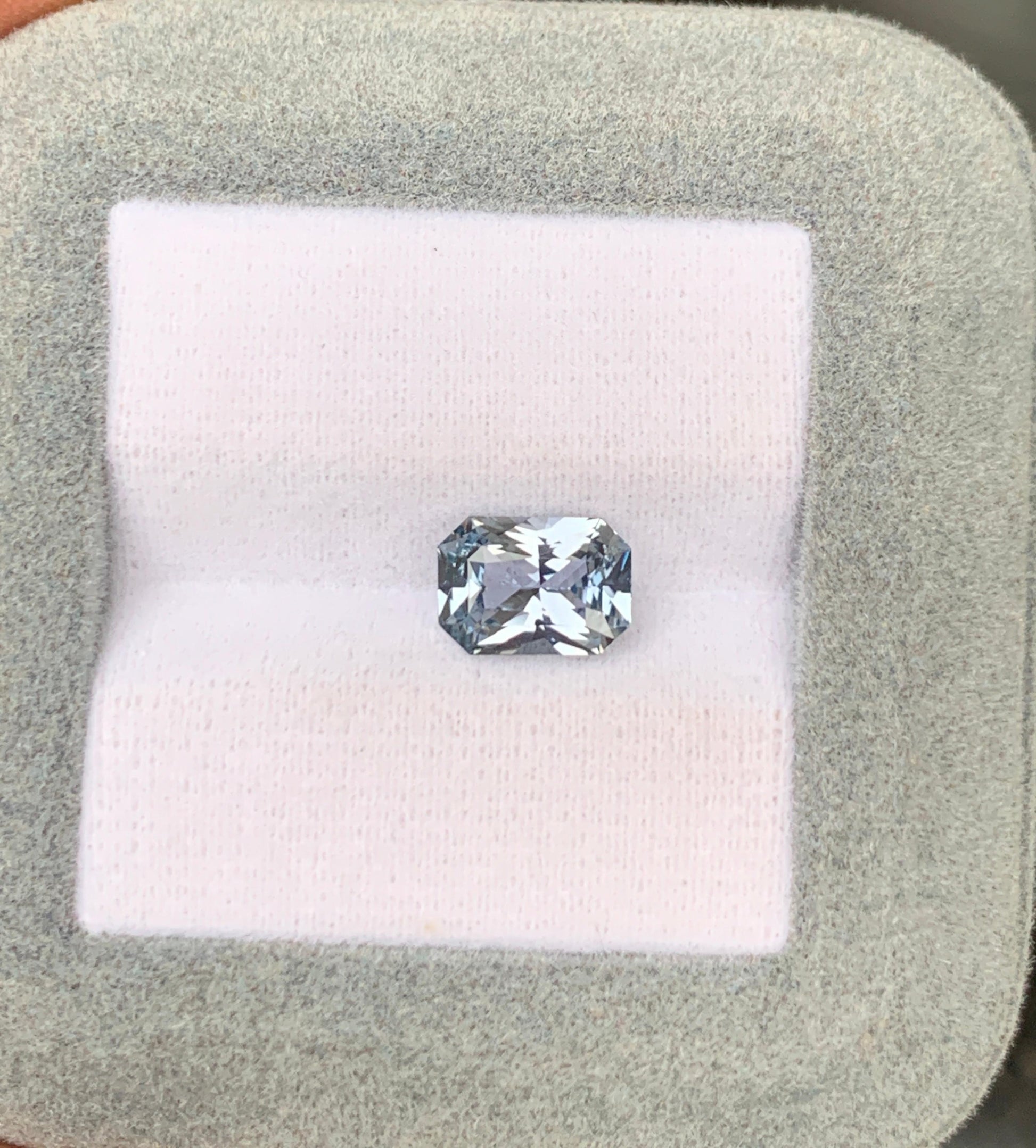 saphir-gris-radiant-2-02ct-photo-2
