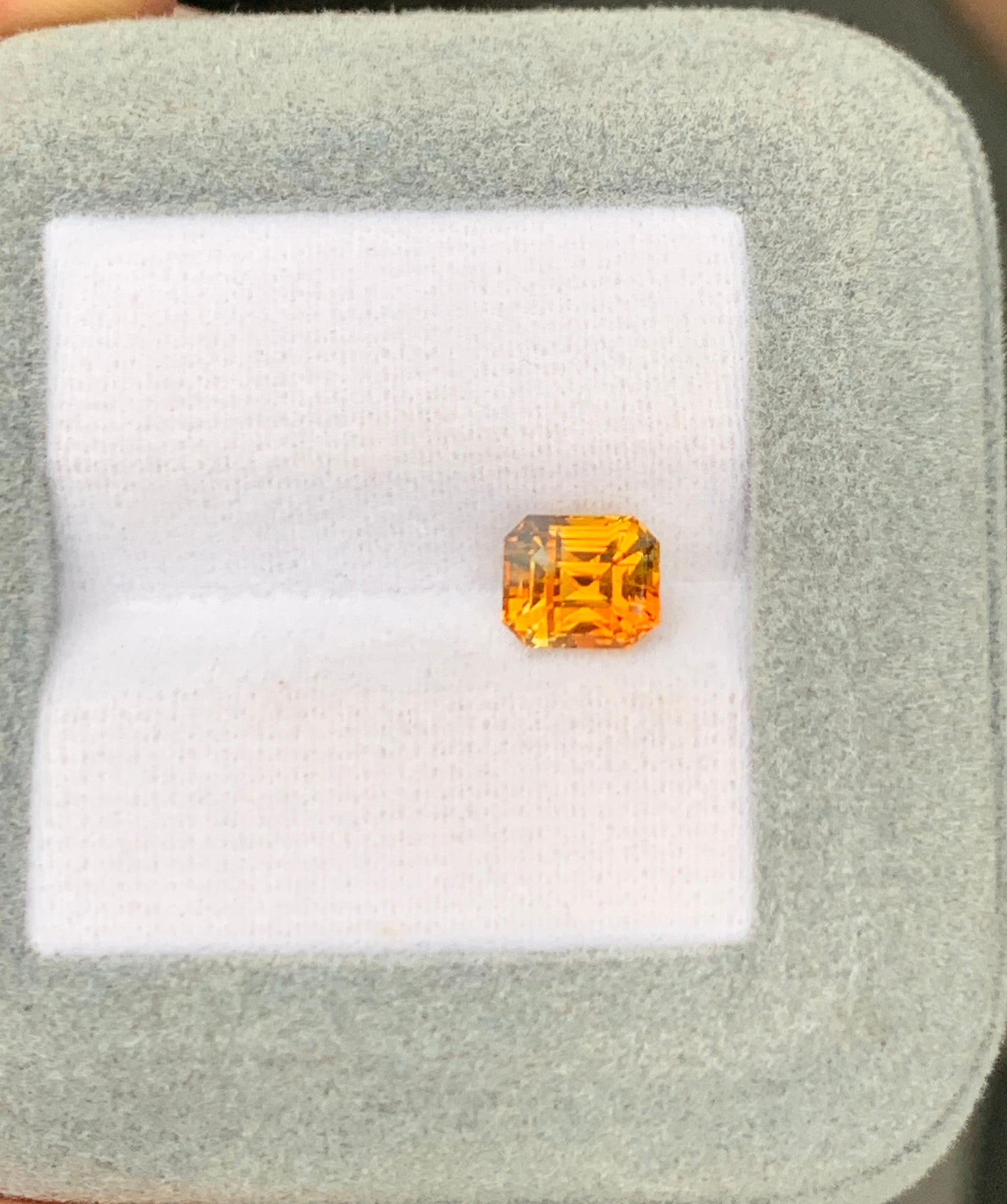 saphir-orange-émeraude-2-01ct-photo-2