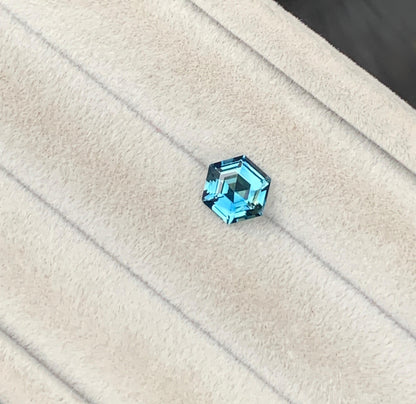 saphir-teal-hexagonale-1-52ct-2-photo-1